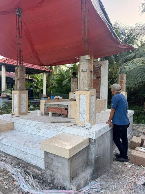 NSND Tạ Minh Tâm đăng ảnh trực tiếp xây mộ cho vợ - nghệ sĩ Bạch Vân tại Bến Tre, chỉ vài tuần sau khi bà qua đời.