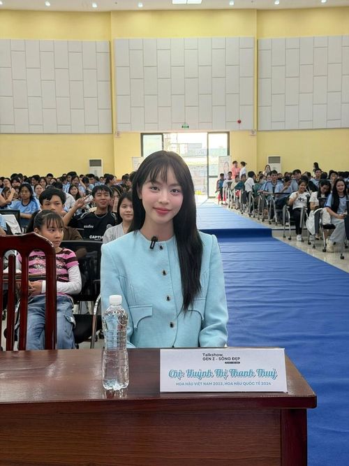 Hoa hậu Thanh Thủy giản dị xuất hiện trong buổi trao học bổng cho học sinh có hoàn cảnh khó khăn.