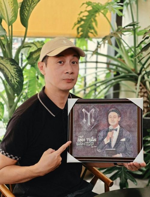 MC Anh Tuấn xúc động nhận bức tranh do một khán giả tự tay vẽ tặng, được fan cứng mang từ TPHCM ra tận nơi trao.
