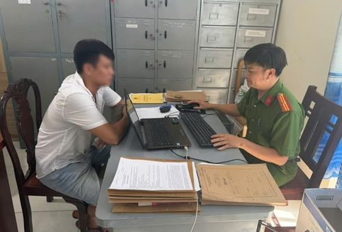 Trần Văn Vương đến cơ quan Công an đầu thú. (Ảnh:CACC)