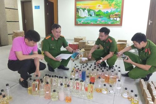 Tang vật thu giữ gồm hàng trăm chai nước hoa giả, hóa chất, hương liệu và nhiều dụng cụ phục vụ việc sang chiết, sản xuất.