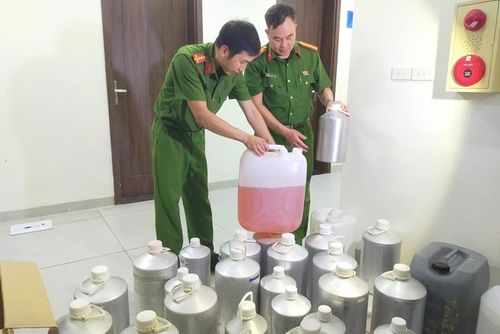 Hương liệu, dung dịch nước hoa và các nguyên liệu phục vụ hoạt động sản xuất, sang chiết nước hoa giả bị cơ quan công an thu giữ.