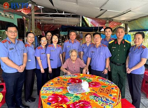 Các thành viên Đoàn công tác quây quần bên mẹ.