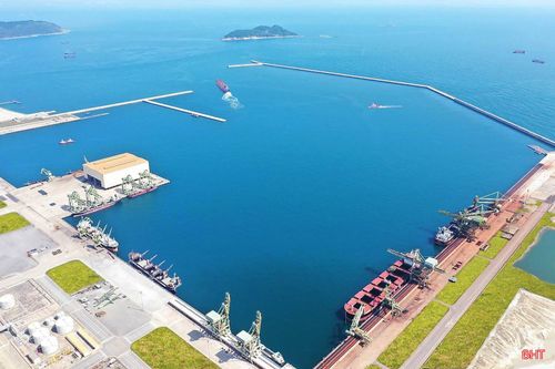 Cảng nước sâu Sơn Dương tiếp tục phát huy hiệu quả khai thác với công suất thiết kế 30 triệu tấn hàng hóa mỗi năm. Hệ thống cảng gồm 14 cầu cảng, 22 thiết bị bốc dỡ cùng tuyến đê chắn sóng dài 5,2 km.