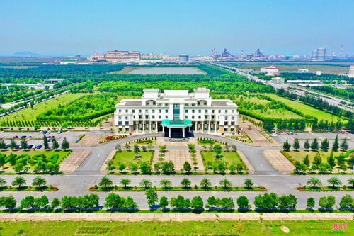 Với tổng vốn đầu tư hơn 12,8 tỷ USD, Khu liên hợp gang thép và cảng nước sâu Sơn Dương của Công ty TNHH Gang thép Hưng Nghiệp Formosa Hà Tĩnh là dự án FDI lớn nhất trên địa bàn Hà Tĩnh.