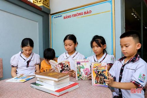 Các bạn nhỏ tham gia đọc sách tại tủ sách dòng họ Nguyễn Đình (xã Mai Phụ)