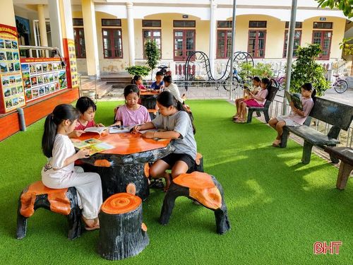 Hoạt động đọc và tìm hiểu các cuốn sách lịch sử được đông đảo các em học sinh hưởng ứng.