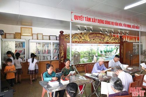 Ngoài các em học sinh, tủ sách dòng họ Nguyễn Đình còn thu hút đông đảo người dân về nghiên cứu các tài liệu, đọc sách, báo.