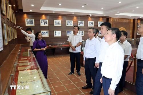 Du khách nghe thuyết minh về cuộc đời và sự nghiệp hoạt động cách mạng của Nguyên Chủ tịch Hội đồng Nhà nước Võ Chí Công. (Ảnh: Đỗ Trưởng/TTXVN)
