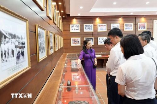 Du khách tìm hiểu các hiện vật gắn bó với quá trình công tác, hoạt động cách mạng của Nguyên Chủ tịch Hội đồng Nhà nước Võ Chí Công. (Ảnh: Đỗ Trưởng/TTXVN)