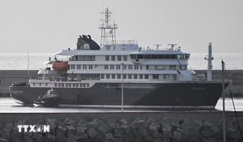 Tàu du lịch MV Hondius, nơi phát hiện các ca nhiễm virus Hanta, cập bến Tenerife thuộc quần đảo Canary, Tây Ban Nha ngày 10/5/2026. (Ảnh: THX/TTXVN)