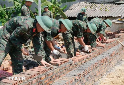 Cán bộ, chiến sỹ Bộ chỉ huy Quân sự Lai Châu thần tốc xây 24 căn nhà mới cho người dân bị mất nhà vì lũ dữ tại xã Mường Than. (Ảnh: Nguyễn Oanh/TTXVN)