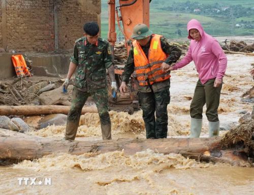 Bộ đội là điểm tựa cho người dân nơi tâm lũ Mường Than. (Ảnh: Nguyễn Oanh/TTXVN)