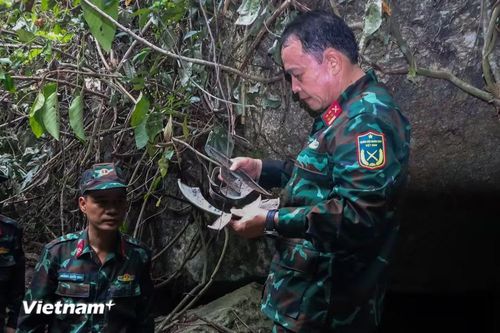 Những di vật nhuốm màu thời hoa lửa khiến những người chứng kiến không khỏi xót xa. (Ảnh: Thanh Phong - Quang Cường/Vietnam+)