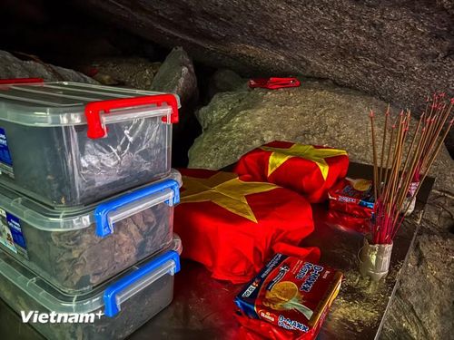 Di vật và hài cốt của các liệt sĩ được bọc bởi cờ Tổ quốc thiêng liêng. (Ảnh: Thanh Phong/Vietnam+)