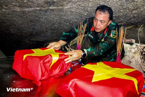 Sáng 22/7, nhờ nỗ lực không mệt mỏi của các cán bộ và chiến sĩ, Bộ Chỉ huy quân sự Đà Nẵng đã tìm thêm được 1 hài cốt liệt sĩ tại hang đá sập. (Ảnh: Thanh Phong - Quang Cường/Vietnam+)