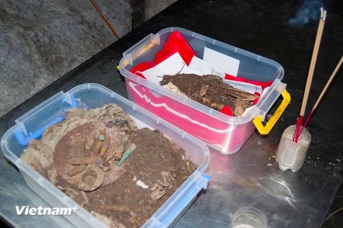 Những di vật nhuốm màu thời hoa lửa nằm lại bên cạnh hài cốt liệt sĩ. (Ảnh: Thanh Phong - Quang Cường/Vietnam+)
