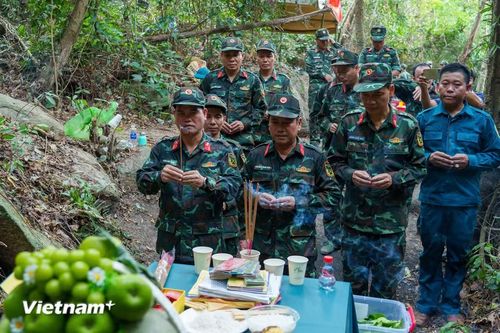 Trước khi bắt đầu triển khai nhiệm vụ, các cán bộ, chiến sĩ đều cẩn thận thắp những nén hương tri ân các liệt sĩ. (Ảnh: Thanh Phong/Vietnam+)