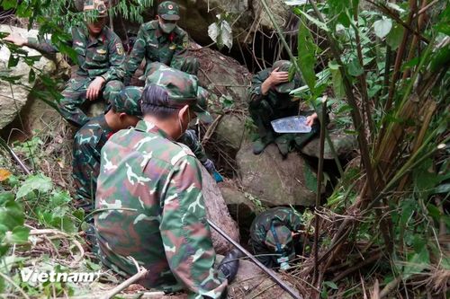 Lòng hang tối tăm và thiếu oxy, các phương tiện cơ giới không thể tiếp cận. (Ảnh: Thanh Phong - Quang Cường/Vietnam+)