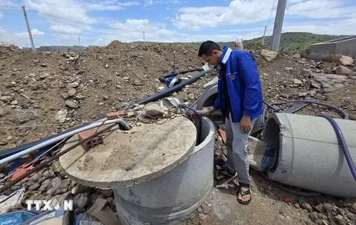Một giếng đào tại khu tái định cư dự án cao tốc thôn Mỹ Phú 2 (xã Ô Loan) bị san lấp để thực hiện giai đoạn 2 của khu tái định cư. (Ảnh: Tường Quân/TTXVN)
