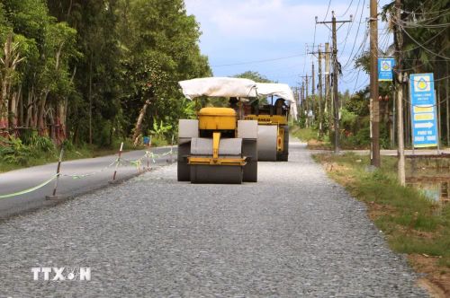 Trang thiết bị, máy móc được các nhà thầu huy động trên các công trường dự án tuyến tỉnh lộ 940 tuyến trong thành phố. (Ảnh: Tuấn Phi/TTXVN)