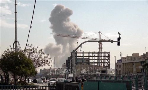 Khói bốc lên sau vụ không kích tại thủ đô Tehran của Iran. Ảnh: ANI/TTXVN phát