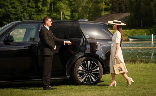 Các tài xế của Wheely tham gia một Học viện Tài xế Chuyên nghiệp để học về phép lịch sự, cách ăn mặc và sự kín đáo. Ảnh: Wheely