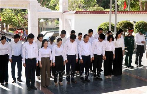 Du khách dâng hương tại khu mộ 10 nữ liệt sĩ Thanh niên xung phong. Ảnh: Công Tường/TTXVN