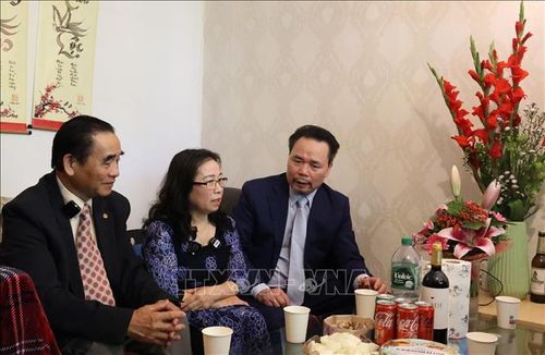 Ông Nguyễn Trọng Nghĩa (phải), Chủ tịch Hội Cựu chiến binh Việt Nam tại Berlin-Brandenburg, thăm hỏi bà Lục Thị Hà, con gái Liệt sĩ Lục Văn Thừng.
