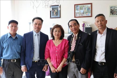 Bà Đinh Thị Ngọc Thanh, con gái Liệt sĩ Đinh Văn Lạc, xúc động khi đoàn công tác tới thăm.