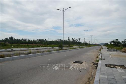 Tuyến đường bộ ven biển từ Ninh Hải đến cầu Lạch Bạng 2 là một trong những dự án có khối lượng giải phóng mặt bằng lớn nhất trên địa bàn phường Hải Lĩnh với 301 hộ dân bị ảnh hưởng trên diện tích hơn 11ha. Ảnh: Khiếu Tư/TTXVN