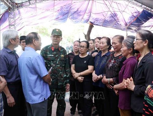 Đại diện người dân hẻm 40 đường Nguyễn Giản Thanh, Khu phố 17, phường Hòa Hưng (Thành phố Hồ Chí Minh) thăm hỏi, động viên lực lượng tìm kiếm, quy tập hài cốt liệt sĩ tại công viên Lê Thị Riêng.