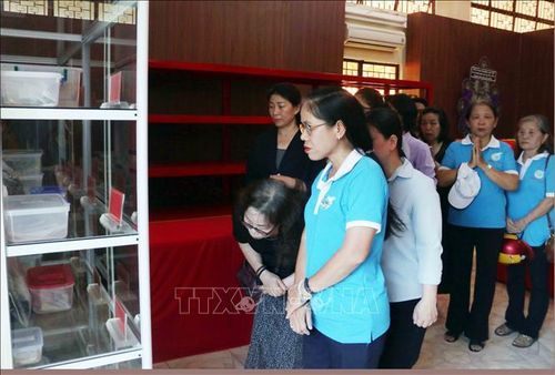 Người dân lặng người trước những di vật mới tìm được từ lòng đất.