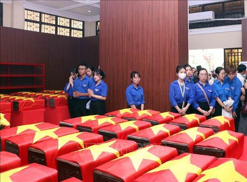 Nhiều bạn trẻ đến với công viên Lê Thị Riêng để tưởng niệm các Anh hùng liệt sĩ.