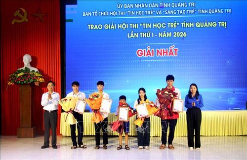 Phó Chủ tịch UBND tỉnh Quảng Trị Hoàng Xuân Tân và Bí thư Tỉnh đoàn Quảng Trị Trần Thị Thu trao giải Nhất cho các thí sinh, nhóm thí sinh của Hội thi "Tin học trẻ" tỉnh Quảng Trị lần thứ I.