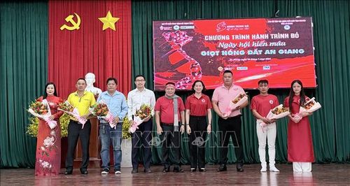 Trao hoa cảm ơn các đơn vị đồng hành cùng Chương trình “Hành trình đỏ” và Ngày hội hiến máu tình nguyện “Giọt hồng đất An Giang” năm 2026.