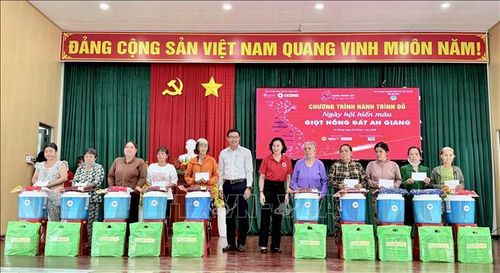 Lãnh đạo tỉnh An Giang trao quà cho hộ gia đình nghèo, hộ có hoàn cảnh khó khăn của xã An Châu.