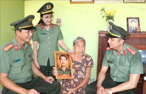 Bà Đoàn Thị Thúy vui mừng khi nhận bức ảnh phục dựng người chồng liệt sĩ.