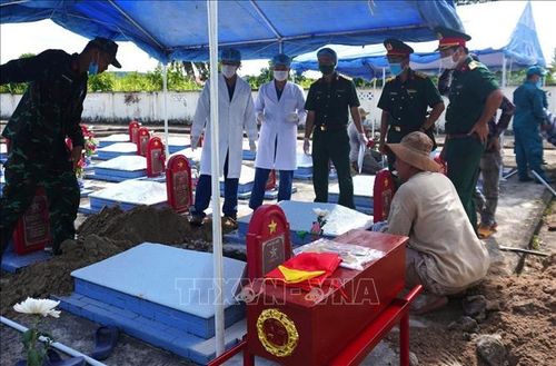 Nhiều phần mộ chưa có thông tin được khai quật, lấy mẫu sinh phẩm phục vụ công tác tìm lại tên cho các Anh hùng liệt sĩ. Ảnh: Tường Quân/TTXVN