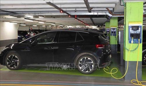 Trạm sạc xe điện tại hầm đỗ xe nhà Ga Trung tâm, thủ đô Brussels (Bỉ). Ảnh: Hương Giang/PV TTXVN tại Bỉ