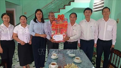 Phó Chủ tịch UBND thành phố Đà Nẵng Trần Anh Tuấn tặng quà cho gia đình ông Đoàn Văn Sơn, thôn Xuân Ngọc, xã Tam Anh, thành phố Đà Nẵng. Ảnh: Đoàn Hữu Trung/TTXVN