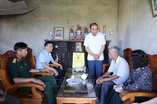 Đồng chí Lã Thanh Tân bày tỏ tri ân sâu sắc đối với những đóng góp, cống hiến to lớn của các thương binh, bệnh binh trong sự nghiệp đấu tranh giải phóng dân tộc, thống nhất đất nước. Ảnh: Mạnh Minh/TTXVN