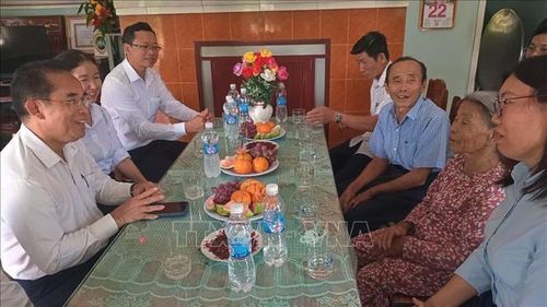 Phó Chủ tịch UBND thành phố Đà Nẵng Trần Anh Tuấn thăm hỏi gia đình ông Nguyễn Dựa, xã Tam Anh, thành phố Đà Nẵng. Ảnh: Đoàn Hữu Trung/TTXVN