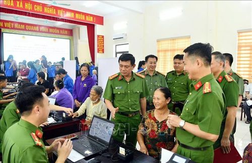 Lãnh đạo Công an tỉnh Tuyên Quang kiểm tra công tác thu nhận mẫu ADN. Ảnh: TTXVN phát