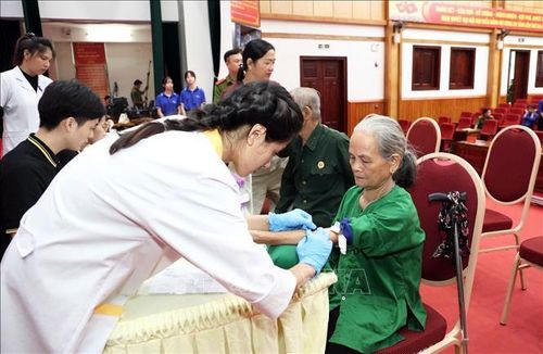 Công an Tuyên Quang thu nhận mẫu ADN của thân nhân liệt sĩ. Ảnh: TTXVN phát
