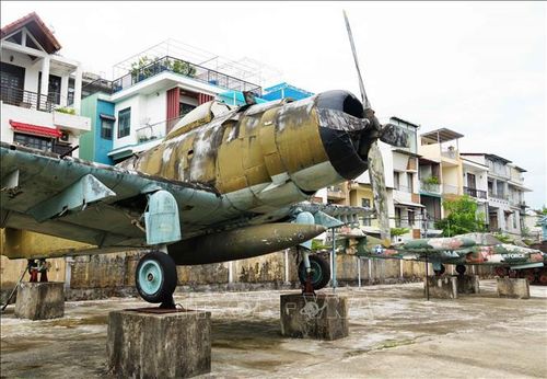 Hiện vật máy bay trưng bày ngoài trời đã bị rỉ sét ở Bảo tàng Lịch sử thành phố Huế, số 268 Điện Biên Phủ, phường Thuận Hóa.