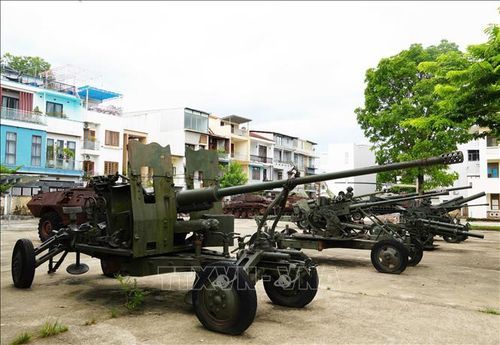 Hiện vật các loại pháo trưng bày ngoài trời đã bị rỉ sét ở Bảo tàng Lịch sử thành phố Huế, số 268 Điện Biên Phủ, phường Thuận Hóa.