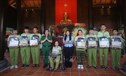 Lãnh đạo Lực lượng Thanh niên xung phong Thành phố Hồ Chí Minh và địa phương trao học bổng cho học sinh vượt khó, vươn lên trong học tập. Ảnh: Giang Phương/TTXVN