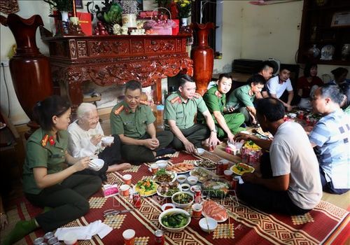 "Bữa cơm bên Mẹ" tại nhà Mẹ Việt Nam Anh hùng Nguyễn Thị Cược, phường Ninh Xá, tỉnh Bắc Ninh. Ảnh: Danh Lam/TTXVN