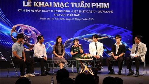 Đoàn làm phim "Mưa đỏ" giao lưu với khán giả tại lễ khai mạc.